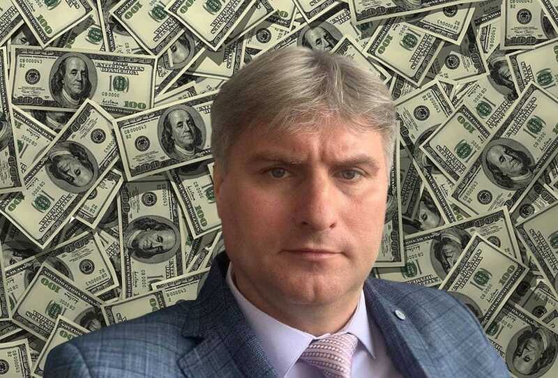 Коррупционер с наличкой в 120 тысяч долларов и скрытым имуществом: гендиректор "Цифрового" Иван Чернявский нагреб миллионы долларов наличкой и Mercedes во время войны