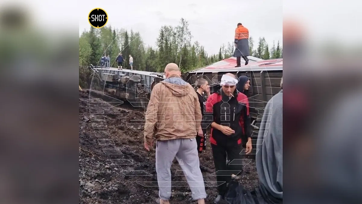 По предварительным данным, сход поезда с рельсов произошёл из-за размыва железнодорожной насыпи &mdash; в этом месте пути прогнулись над образовавшейся пустотой. Фото &copy; Telegram / SHOT